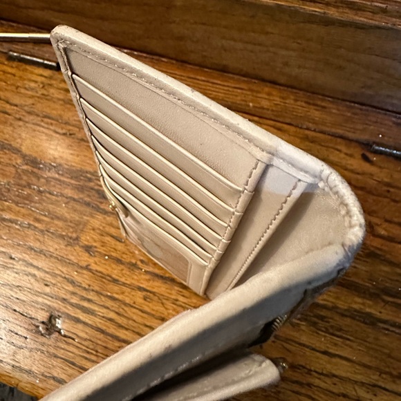 Bramhin floral, Percilla walletmnt - Picture 10 of 11